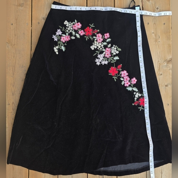 Boho Black Velvet Embroidered Skirt. Studio Jax, Size 12/14 US - Picture 3 of 8